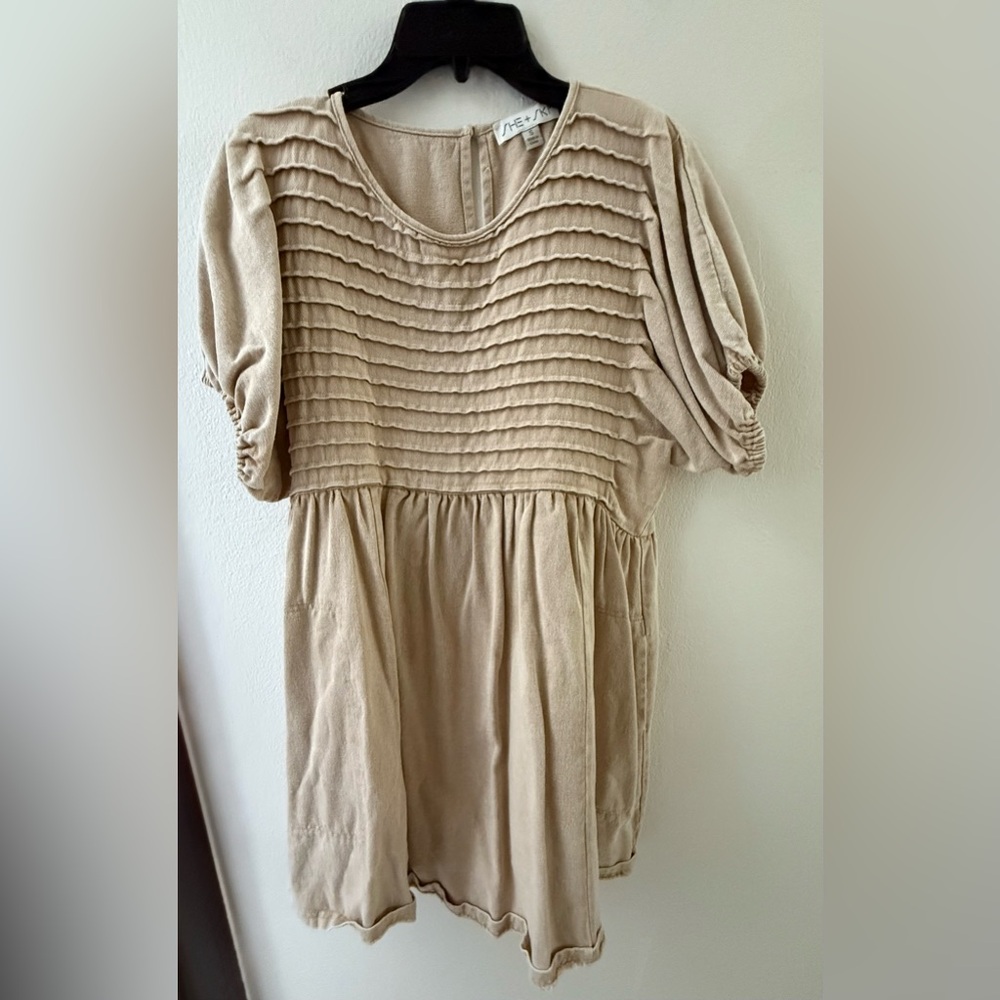 She + Sky Textured Cream Short Sleeve Dress with pockets